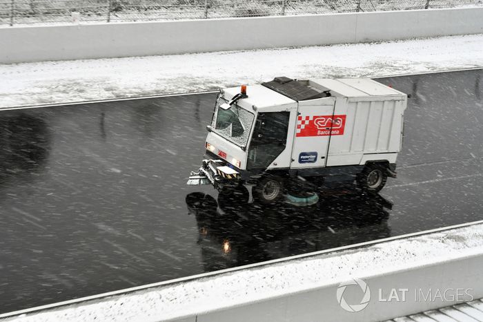 Un camión limpia el circuito de nieve