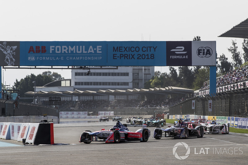 Nick Heidfeld, Mahindra Racing, leadsAlex Lynn, DS Virgin Racing