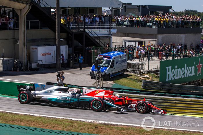 Sebastian Vettel, Ferrari SF70H e Valtteri Bottas, Mercedes-Benz F1 W08 lottano per la prima posizione alla partenza della gara