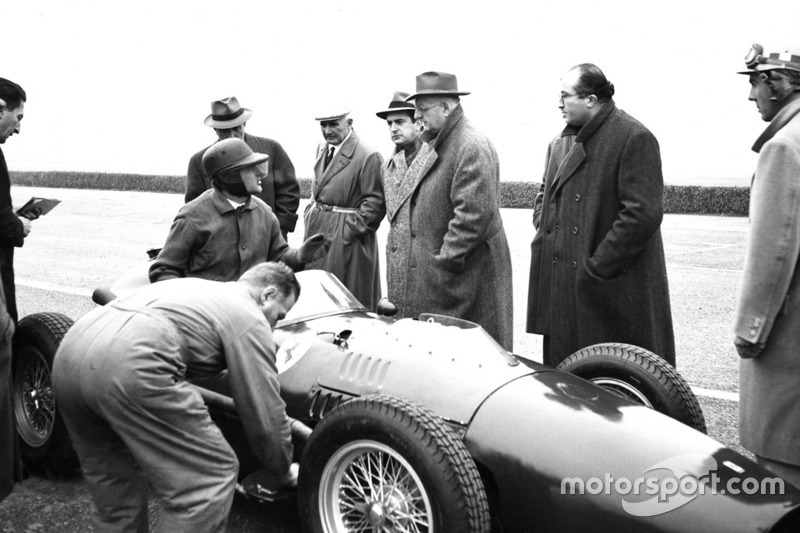 Ferrari 246 F1 test op Modena met Martino Severi, Enzo Ferrari, Luigi Bazzi en Carlo Chiti