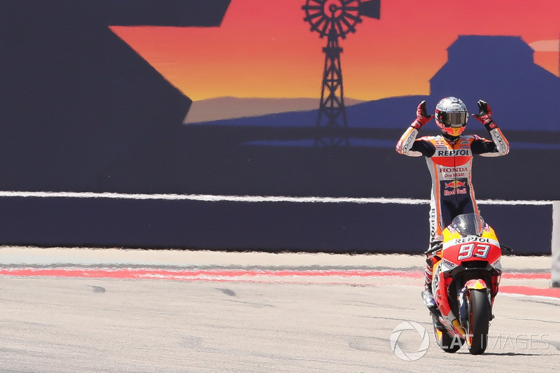 Márquez explicando comemoração diferente em Austin: “E eu prometi a elas (crianças brasileiras ajudadas pela Unicef) que se eu ganhasse eu faria assim (veja no vídeo abaixo). Porque era uma dança deles, algo importante para eles. Eu fiz. Consegui pensar ni