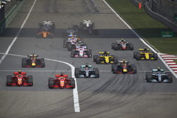 Sebastian Vettel, Ferrari SF71H, Kimi Raikkonen, Ferrari SF71H, Valtteri Bottas, Mercedes AMG F1 W09, Lewis Hamilton, Mercedes AMG F1 W09., Max Verstappen, Red Bull Racing RB14 Tag Heuer, Daniel Ricciardo, Red Bull Racing RB14 Tag Heuer, et le reste du peloton au départ