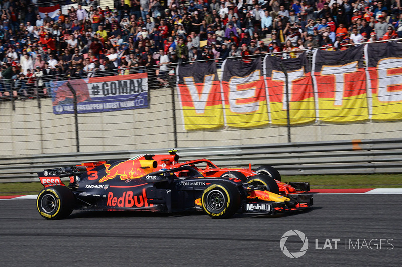 Daniel Ricciardo, Red Bull Racing RB14 and Kimi Raikkonen, Ferrari SF71H battle