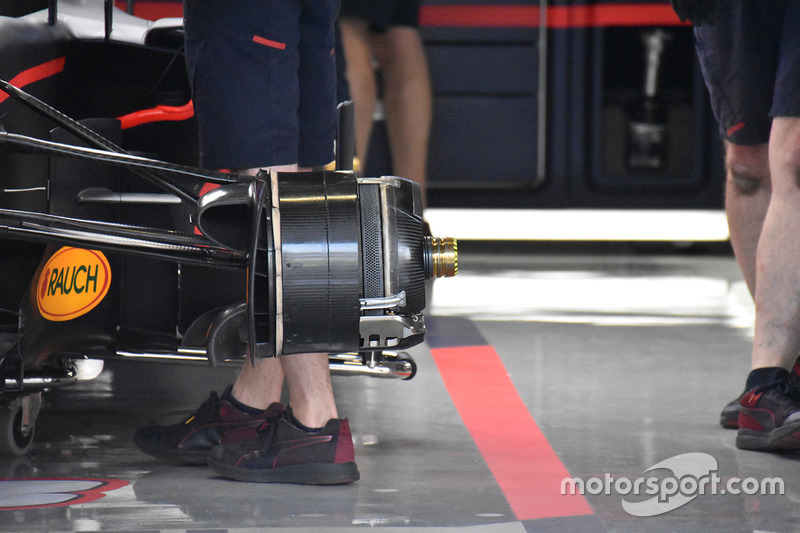Detalle del montaje de la delantera del Red Bull Racing RB13