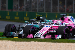 Валттери Боттас, Mercedes AMG F1 W09, и Серхио Перес, Sahara Force India F1 VJM11