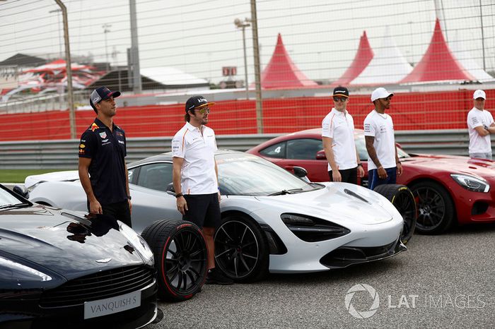 Daniel Ricciardo, Red Bull Racing, con el Aston Martin Vanquish S. Fernando Alonso, McLaren y Stoffel Vandoorne, McLaren, con el McLaren 720s. Lewis Hamilton, Mercedes AMG F1 y Valtteri Bottas, Mercedes AMG F1, con Mercedes AMG GTR, en la parrilla para el 