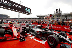 Lewis Hamilton, Mercedes AMG F1, festeggia la vittoria nel parco chiuso