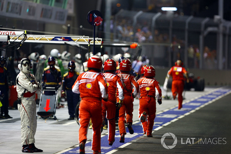 Ferrari pit ekibi Felipe Massa, Ferrari F2008'i ittiriyor