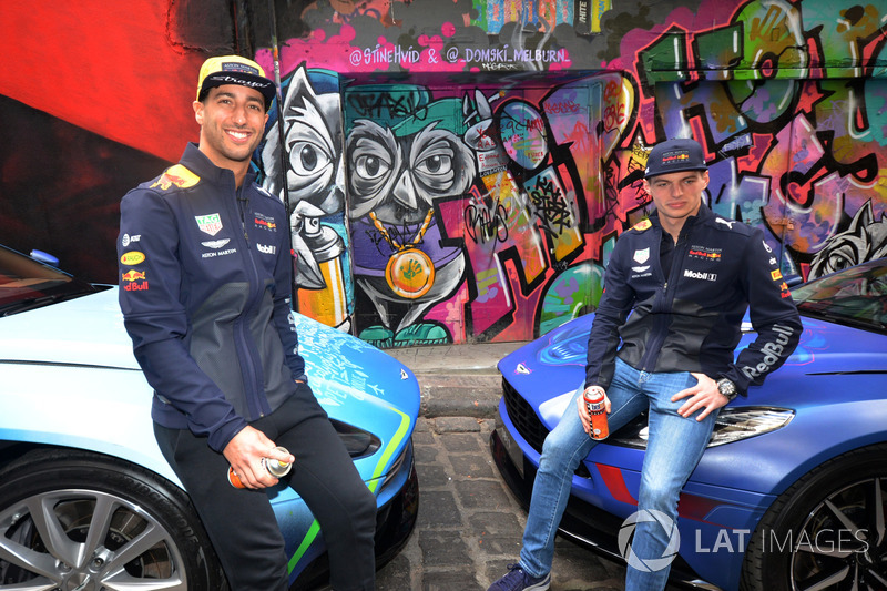 Daniel Ricciardo en Max Verstappen, Red Bull Racing met een Aston Martin DB11 in Hosier Lane