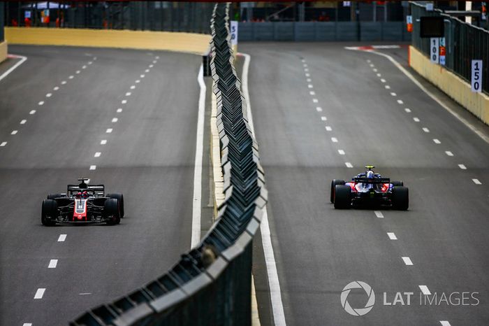 Pierre Gasly, Toro Rosso STR13 Honda, y Romain Grosjean, Haas F1 Team VF-18 Ferrari