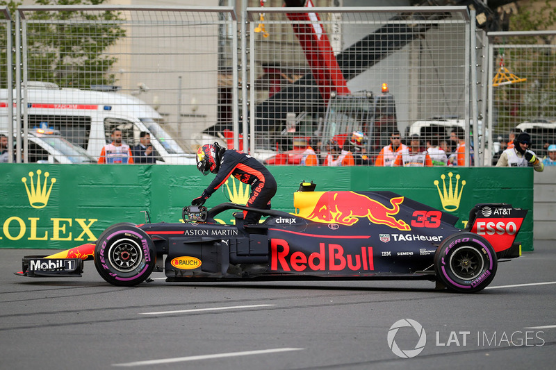 La voiture endommagée de Max Verstappen, Red Bull Racing RB14