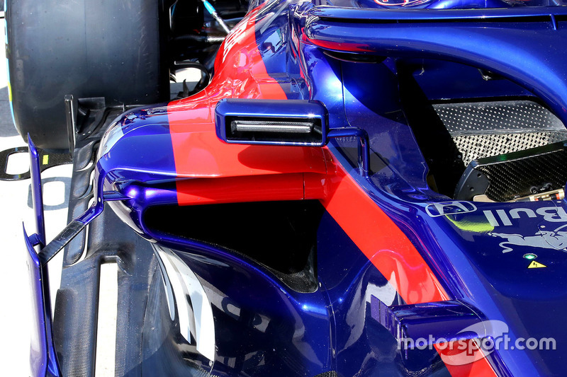 Lo specchietto della Toro Rosso STR13