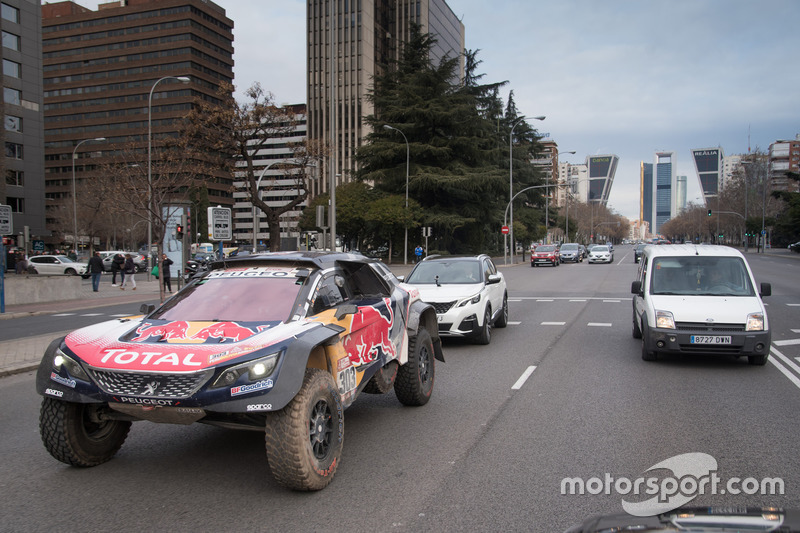 Карлос Сайнс, Лукас Крус, Peugeot Sport на улицах Мадрида
