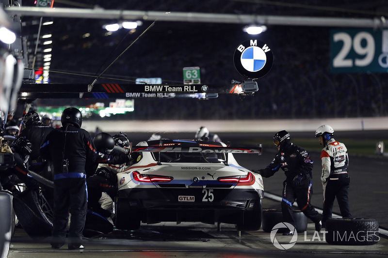 #25 BMW Team RLL BMW M8, GTLM: Bill Auberlen, Alexander Sims, Philipp Eng, Connor de Phillippi, pit stop