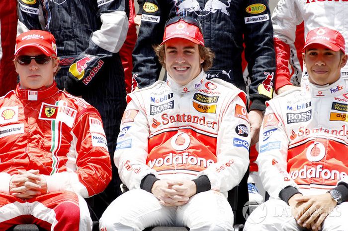 Foto de grupo de pilotos: con los contendientes por el título Kimi Raikkonen, Ferrari F2007, McLaren MP4-22 y Fernando Alonso, Lewis Hamilton, McLaren MP4-22 en la primera fila