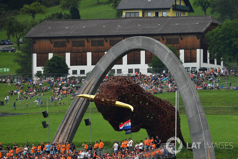 Tifosi di Max Verstappen, Red Bull Racing e la scultura del toro