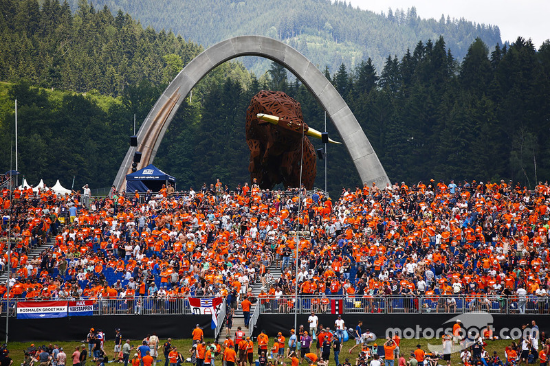 Un vasto numero di tifosi olandesi mostra il suo supporto per Max Verstappen, Red Bull Racing