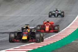 Daniel Ricciardo, Red Bull Racing RB14, Kimi Raikkonen, Ferrari SF71H, Lewis Hamilton, Mercedes AMG F1 W09