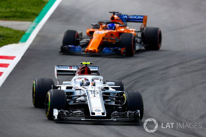 Charles Leclerc, Sauber C37, Fernando Alonso, McLaren MCL33