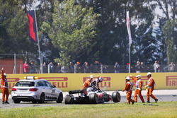 Romain Grosjean, Haas F1 Team, sort de sa voiture après l'accident du premier tour