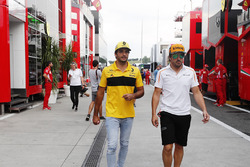 Карлос Сайнс-мол., Renault Sport F1 Team, Фернандод Алонсо, McLaren