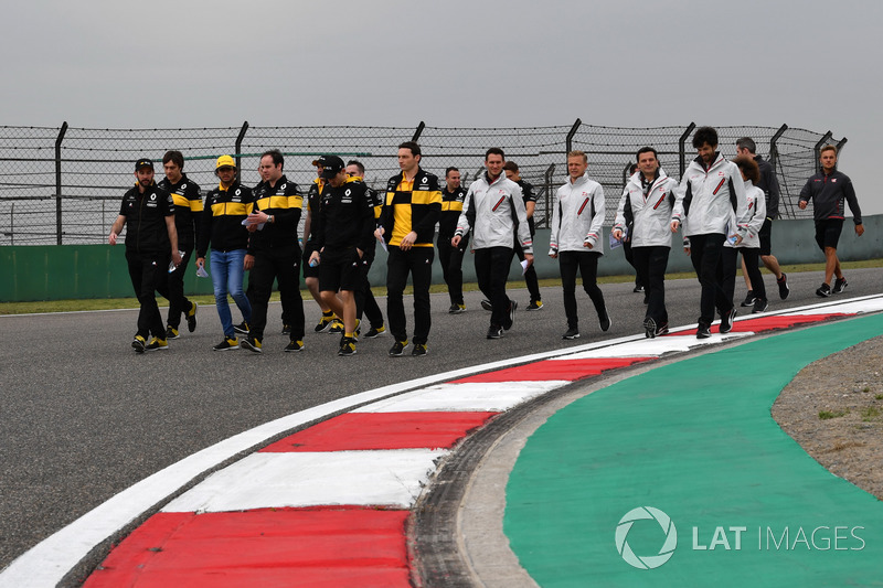 Carlos Sainz jr, Renault Sport F1 Team y Kevin Magnussen, Haas F1 Team