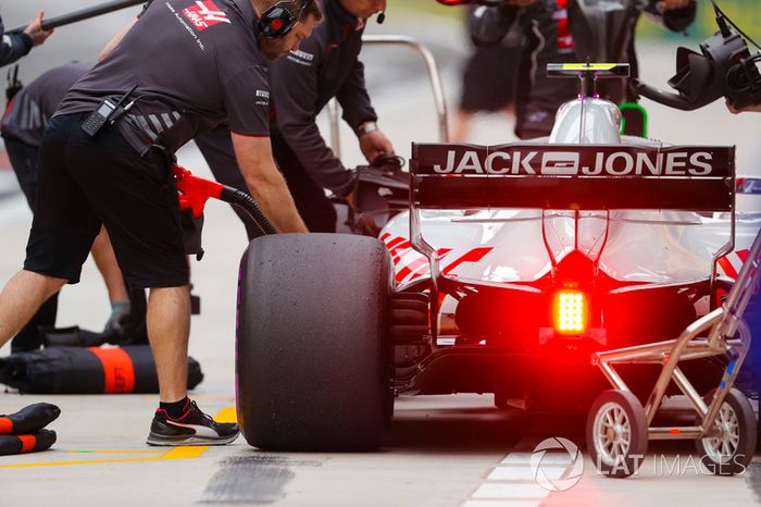 Kevin Magnussen, Haas F1 Team VF-18 Ferrari, en pits