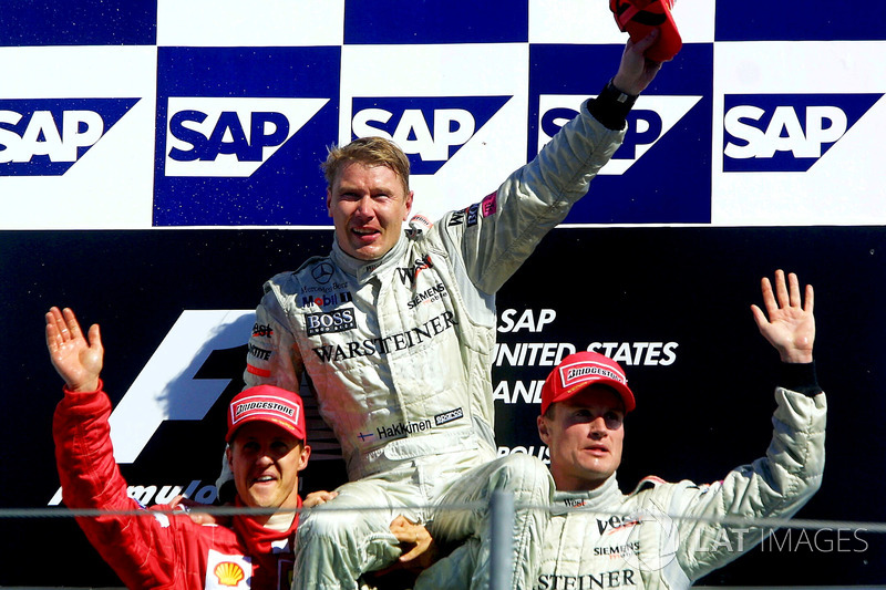 Podium: tweede plaats Michael Schumacher, Ferrari, racewinnaar Mika Hakkinen, McLaren, derde plaats 