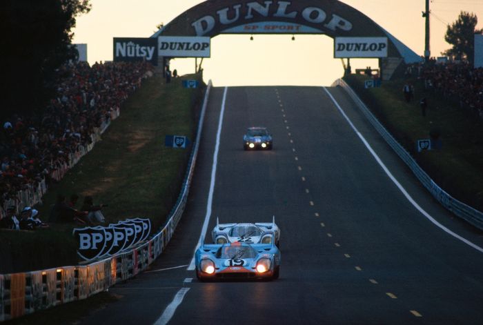 #19 JW Automotive Engineering, Porsche 917 K: Richard Attwood, Herbert Mueller, leads #22 Martini International Racing Team: Helmut Marko, Gijs van Lennep, Porsche 917 K
