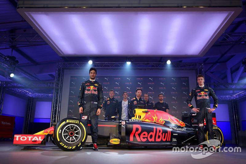 #8: Daniel Ricciardo und Daniil Kvyat zeigen das neue Red-Bull-Design