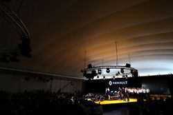 Carlos Ghosn, Presidente de Renault con Jolyon Palmer, Renault F1 Team; Esteban Ocon, piloto de prue