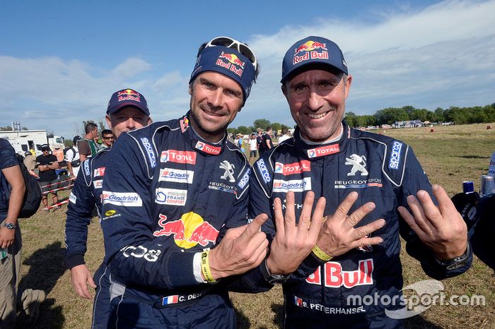 Stéphane Peterhansel y Cyril Despres, Peugeot Sport celebrando la victoria 13 de Stéphane en el evento