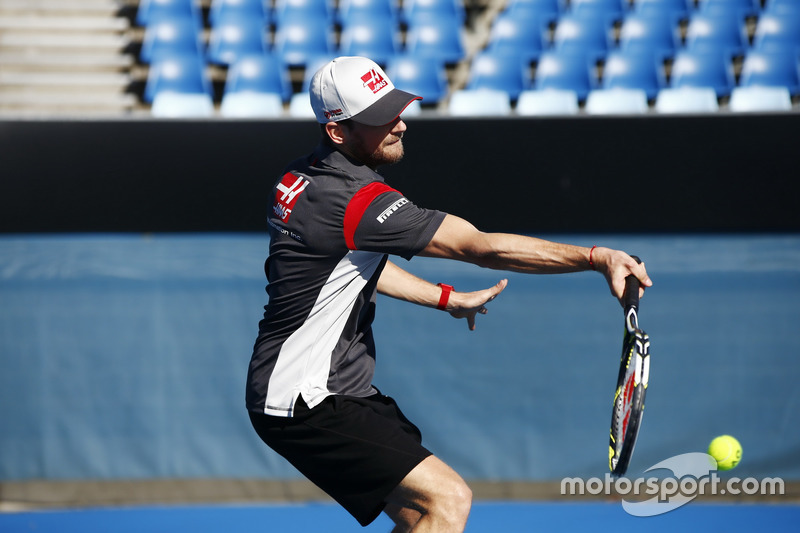 Romain Grosjean, Haas F1 Team, spielt Tennis mit Paralympics-Sieger Dylan Alcott