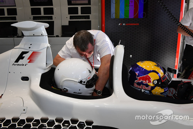 Пилот F1 Experiences Патрик Фризахер с пассажиром