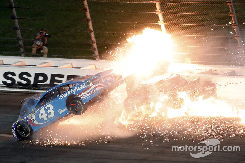 Aric Almirola, Richard Petty Motorsports Ford, Danica Patrick, Stewart-Haas Racing Ford, Joey Logano, Team Penske Ford in a huge crash