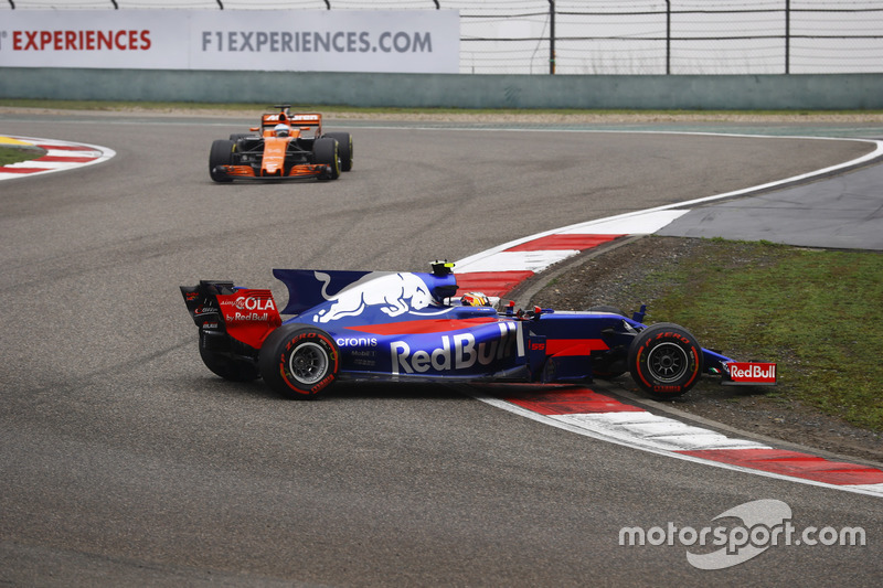 Carlos Sainz Jr., Scuderia Toro Rosso STR12, spins at the start, ahead of Fernando Alonso, McLaren MCL32