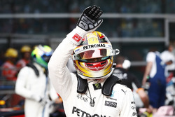 Lewis Hamilton, Mercedes AMG, viert zijn pole in Parc Ferme