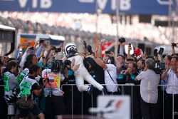 Ganador de la carrera Valtteri Bottas, Mercedes AMG F1