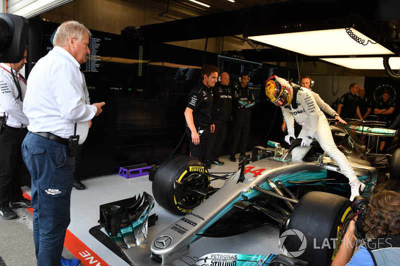 Jo Bauer, FIA Technical Delegate observa a Lewis Hamilton, Mercedes-Benz F1 W08 con el Halo