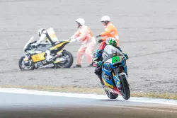 Franco Morbidelli, Marc VDS, et Thomas Luthi qui chute à l'arrière-plan