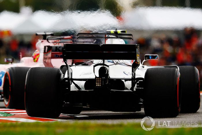 Lance Stroll, Williams FW40, y Sergio Perez, Sahara Force India F1 VJM10