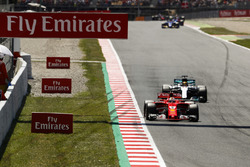 Sebastian Vettel, Ferrari SF70H, Lewis Hamilton, Mercedes AMG F1 W08