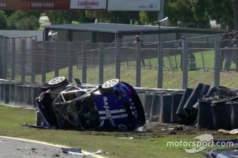 Choque de Todd Hazelwood, Brad Jones Racing Holden