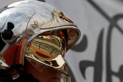 Le reflet de Kimi Räikkönen, Ferrari SF70-H, dans le casque d'un commissaire de piste