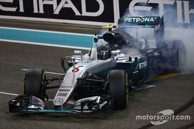 Segundo lugar a Nico Rosberg de Mercedes AMG F1 W07 celebra su campeonato del mundo al final de la c