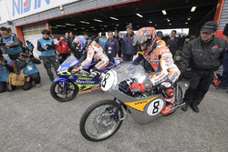 Dani Pedrosa sur la RS125R avec laquelle il a remporté le titre de Champion du monde 125cc en 2003 et Marc Márquez sur une RC142