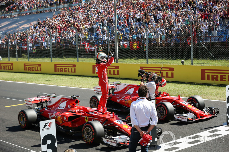 Segundo lugar Kimi Raikkonen, Ferrari, ganador de la pole Sebastian Vettel, Ferrari celebra en parc 