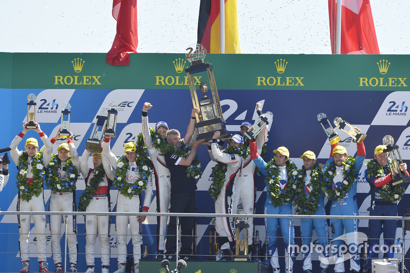 Podium: ganadores, Timo Bernhard, Earl Bamber, Brendon Hartley, Porsche Team, segundos, Ho-Pin Tung,