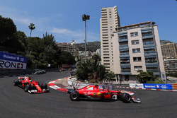 Кімі Райкконен, Себастьян Феттель, Ferrari SF70H, Валттері Боттас, Mercedes AMG F1 W08, на старті
