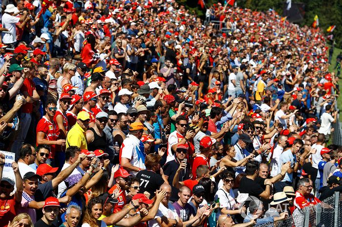 El rojo en las tribunas